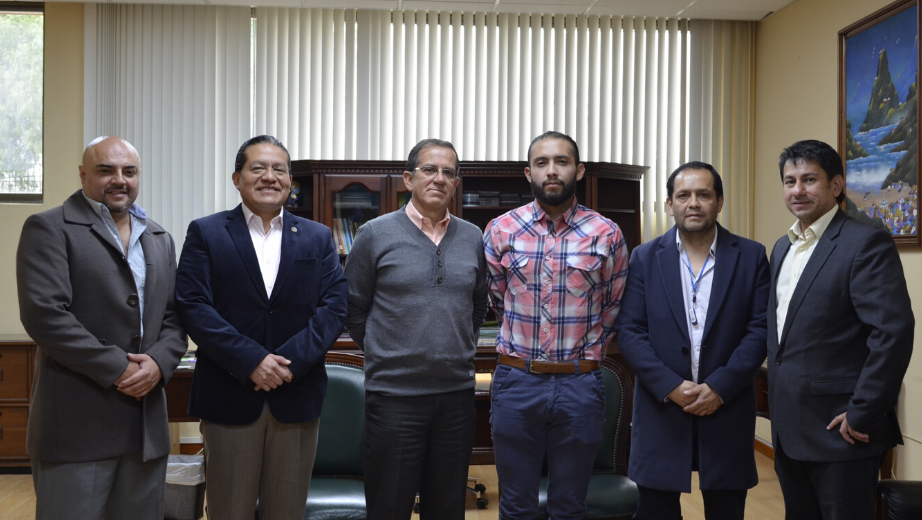 autoridades universitarias junto al estudiante Carlos Verdugo.