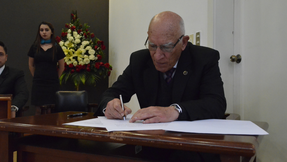 Momento de la firma de la Declaratoria por parte del Padre Javier Herrán Gómez.
