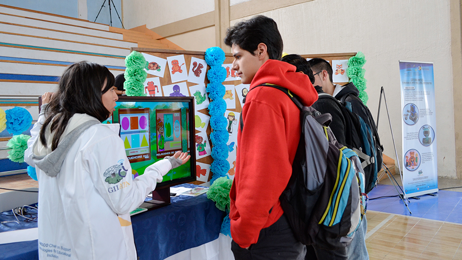 Feria inclusiva desarrollada en el coliseo universitario de la sede Cuenca