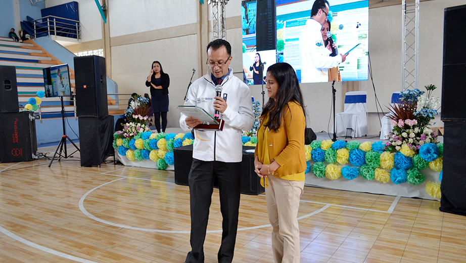 Fernando Pesantez entrega un reconocimiento a la docente de la Universidad del Azuay