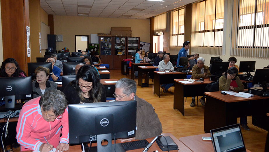 Adultos mayores trabajando en el laboratorio de la Cátedra UNESCO de la sede Cuenca