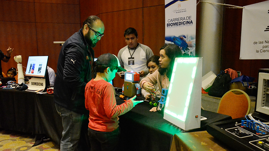 Estudiantes de la UPS explicando cada uno de los proyectos