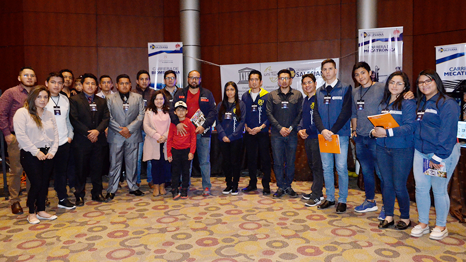 Integrantes de la presentación de los stand