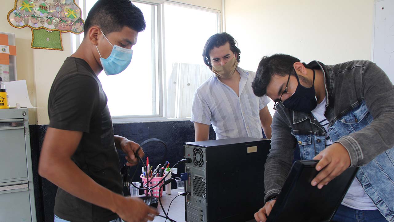 Estudiantes de la carrera de electricidad realizan proyectos a favor de las comunidades