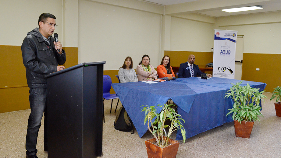 The author of the book, Manuel Villavicencio, during his talk