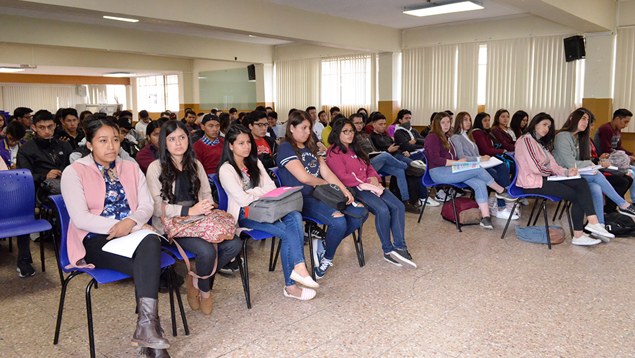 Grupo de estudiantes asistentes al conversatorio