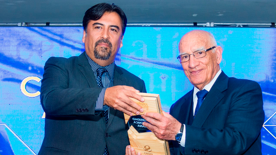 Carlos Guzmán, Director of CEDIA, awading UPS prresident one of the awards (Source: CEDIA)