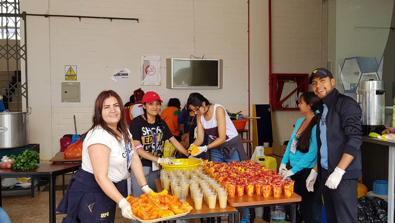 Estudiantes voluntarios durante la preparación de los alimentos