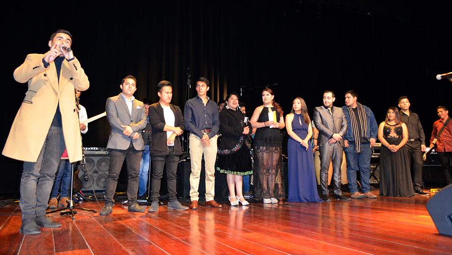 David Cañizares, felicitando a los participantes del certamen musical