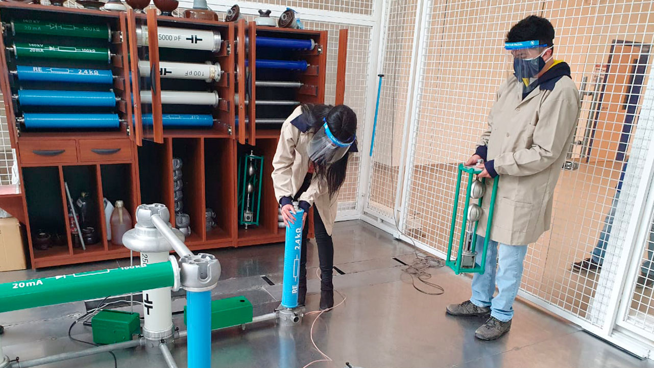 Estudiantes en el laboratorio de Hidráulica