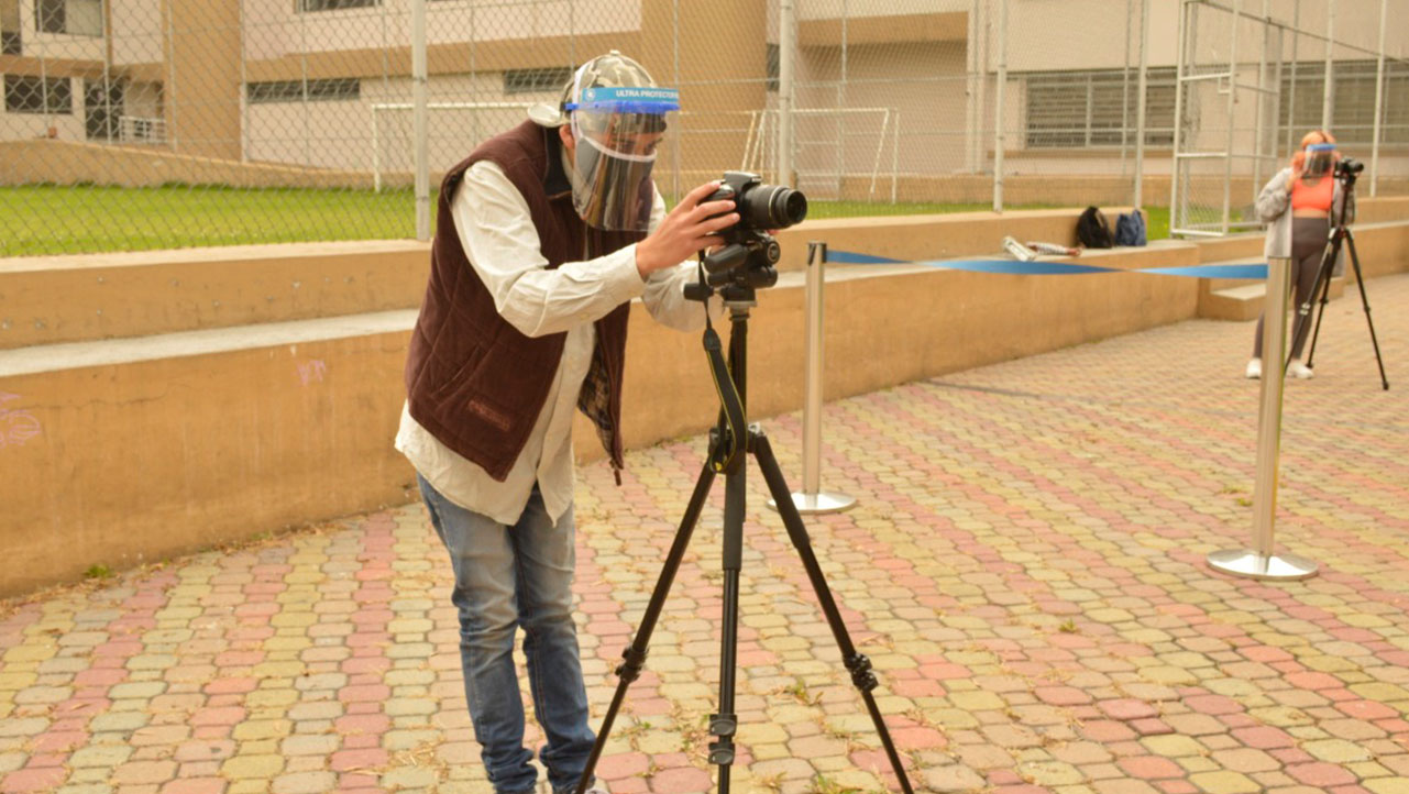 Estudiantes de Comunicación en sus clases prácticas de Fotografía