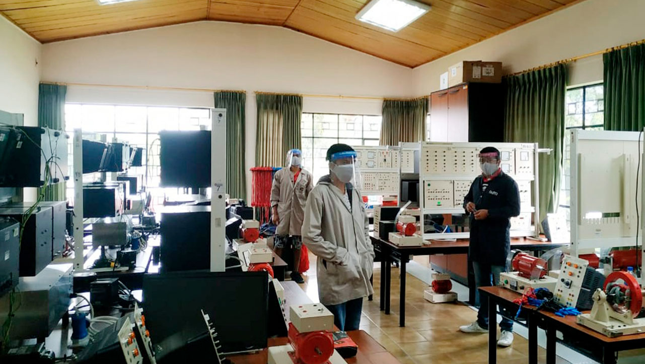 Estudiantes realizan sus prácticas de medición AC y DC en extra alto voltaje en el Laboratorio de Alta Tensión de la carrera de Electricidad