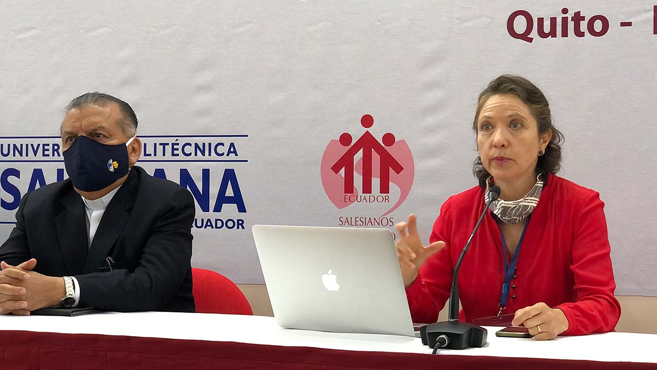 María Elena Ortiz, docente de la UPS durante la 2da conferencia magistral