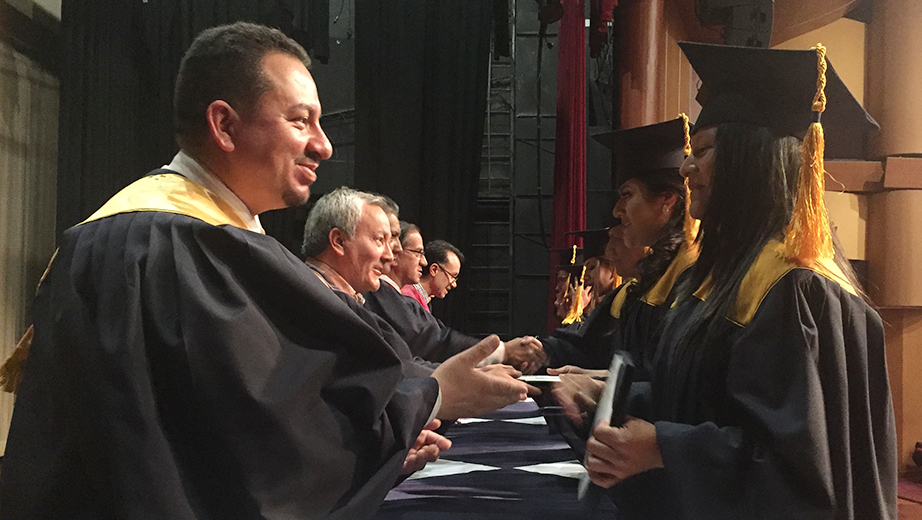 Colocación del birrete a los nuevos graduados