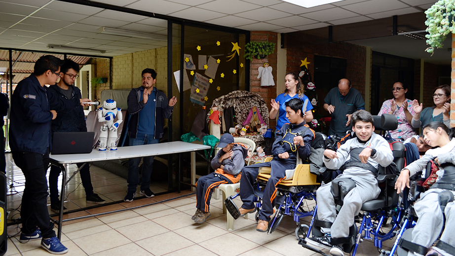 Children singing along with the NAO Robot
