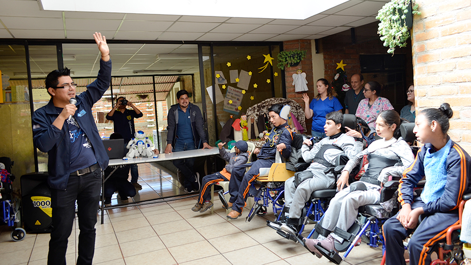 Bryan Pinos, animando a los niños y jóvenes de la Unidad Educativa