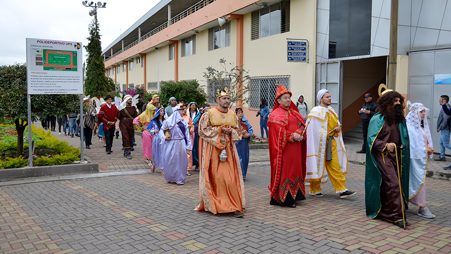 Tradicional Pase del Niño que recorre las instalaciones de la sede Cuenca