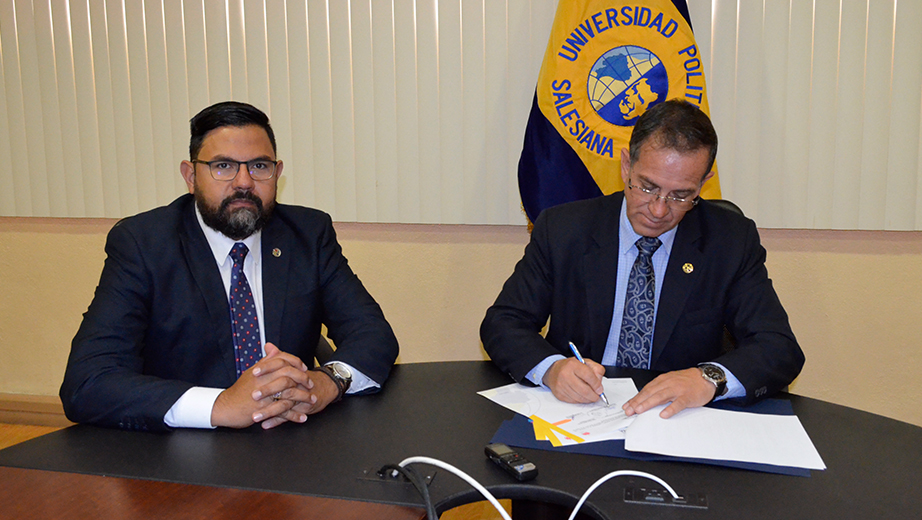 (De izq.) Hugo Rivera y Fernando Moscoso durante la firma del convenio