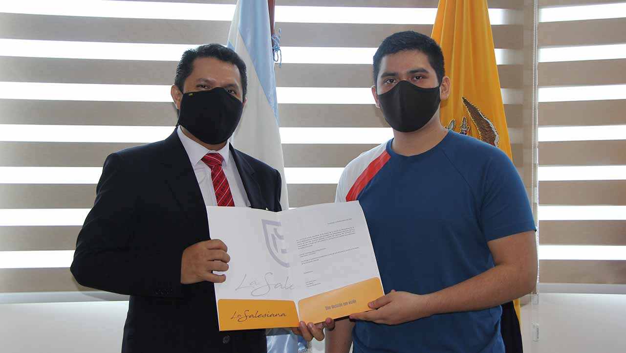 Raúl Álvarez junto a los ganadores