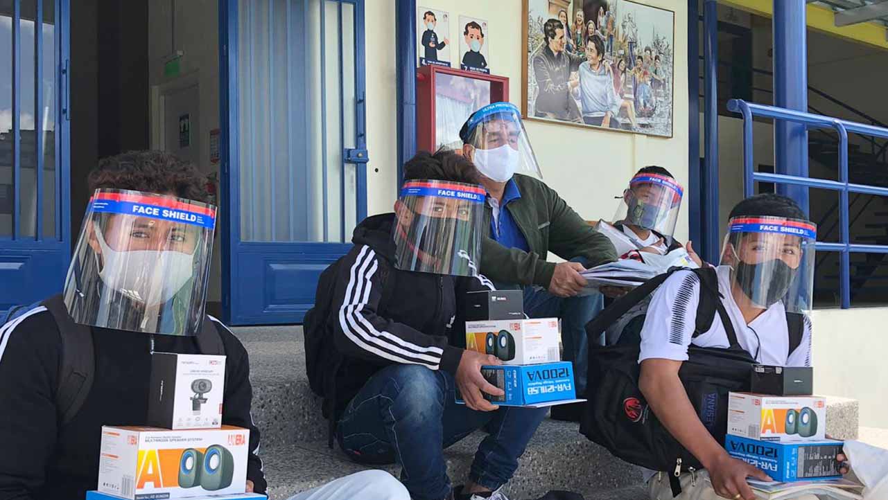 Jóvenes reciben implementos de bioseguridad y equipos tecnológicos para sus estudios