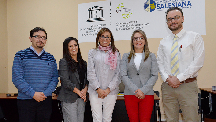 (De izq.) Cristian Timbi, Adriana León, Paola Ingavélez, Mónica Rodas y Vladimir Robles