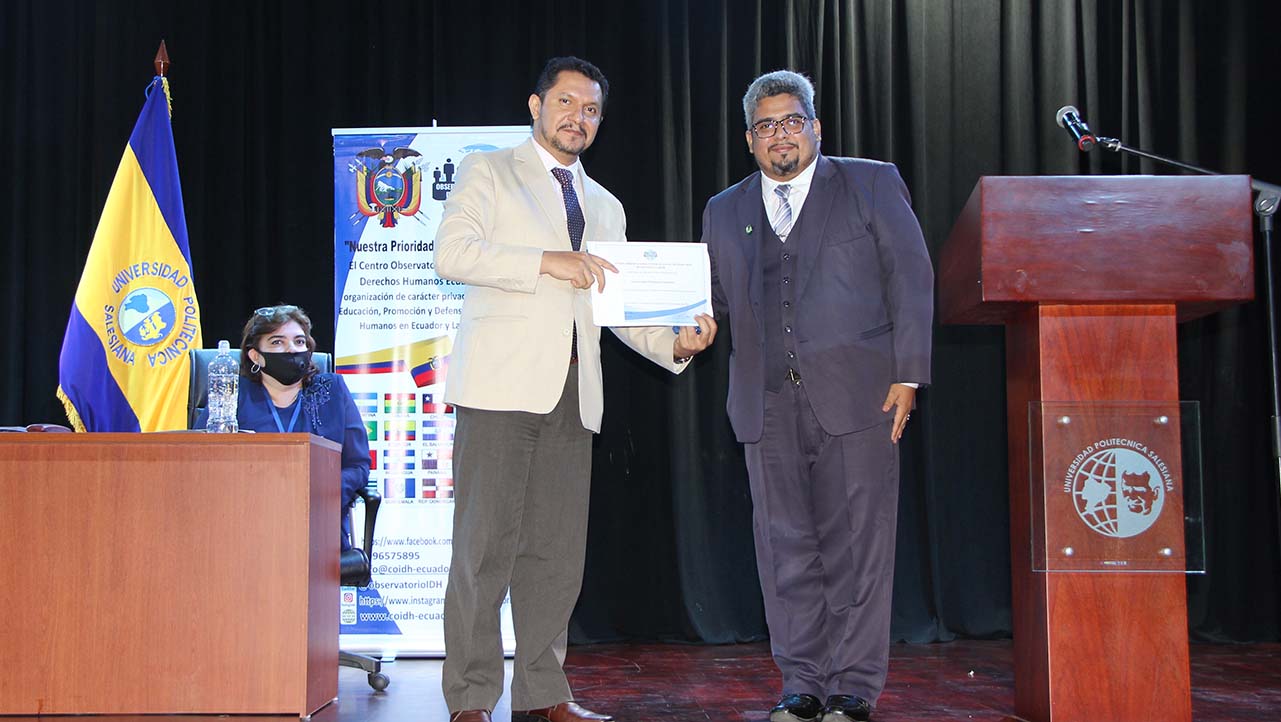 Entrega de reconocimiento a la UPS