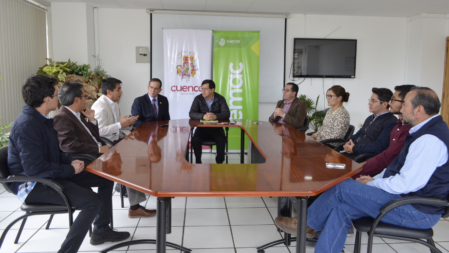 Autoridades de las dos instituciones en la ceremonia de la firma del convenio.