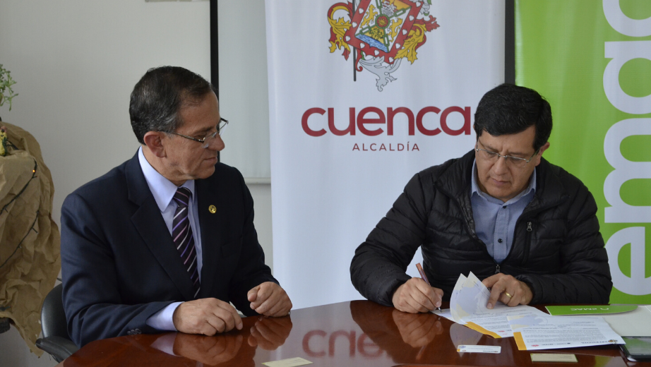 Momento de la firma del convenio entre las autoridades de las dos instituciones: Fernando Moscoso Merchán, Vicerrector de sede Cuenca y Juan Ordóñez Jara, Gerente de la EMAC EP.