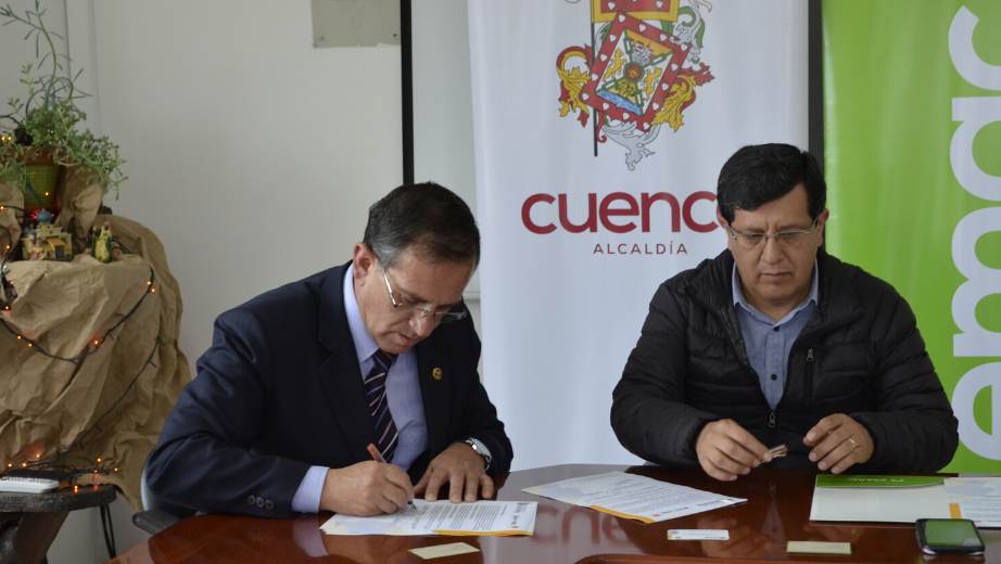 Momento de la firma del convenio entre las autoridades de las dos instituciones: Fernando Moscoso Merchán, Vicerrector de sede Cuenca y Juan Ordóñez Jara, Gerente de la EMAC EP.