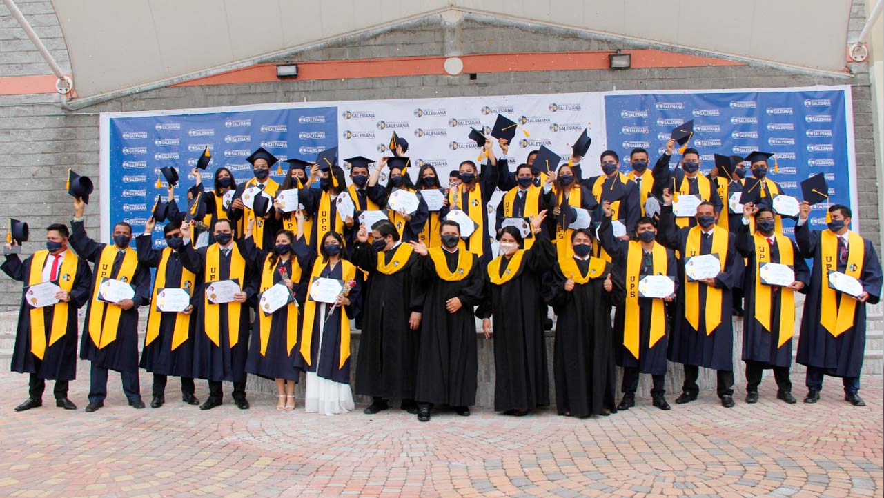 Grupo de graduados junto a los directivos de la sede Guayaquil
