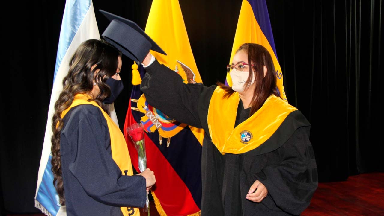 5.	Ángela Flores durante la entrega de título