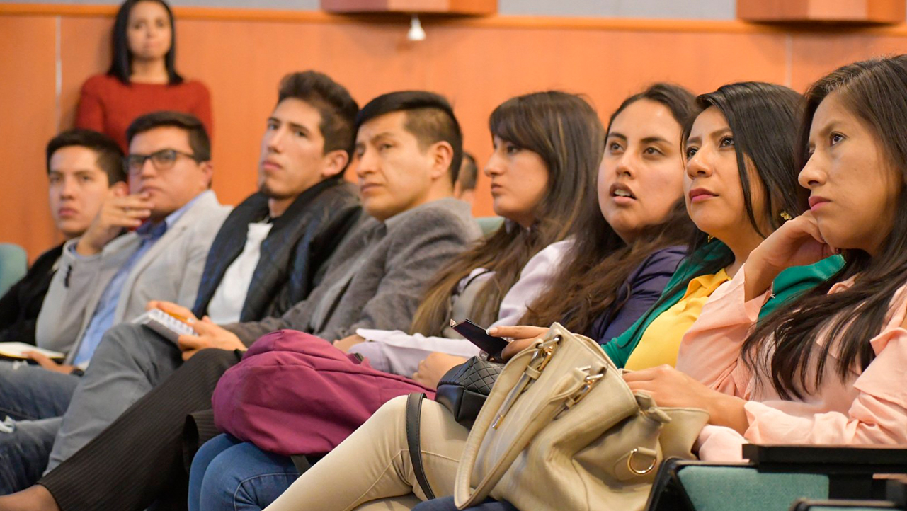 Estudiantes, docentes y público en general que asistieron al conversatorio