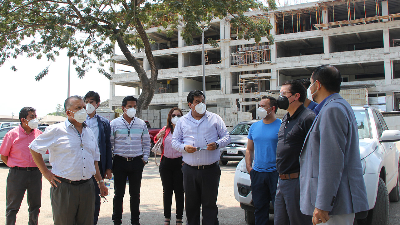 Autoridades de la UPS durante su recorrido en el campus María Auxiliadora de la sede Guayaquil