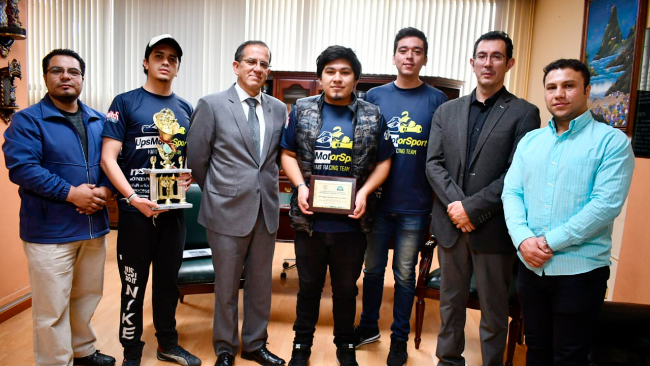 Estudiantes y docentes del equipo