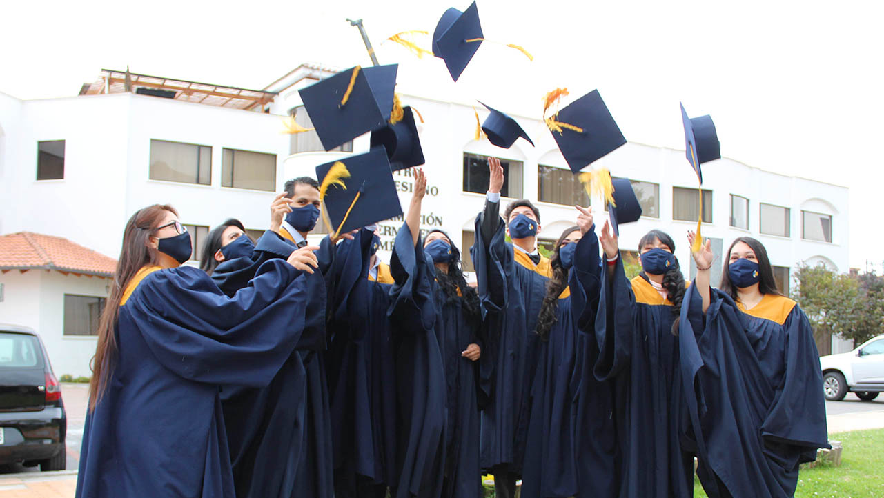 Entrega de título profesional a los nuevos graduados