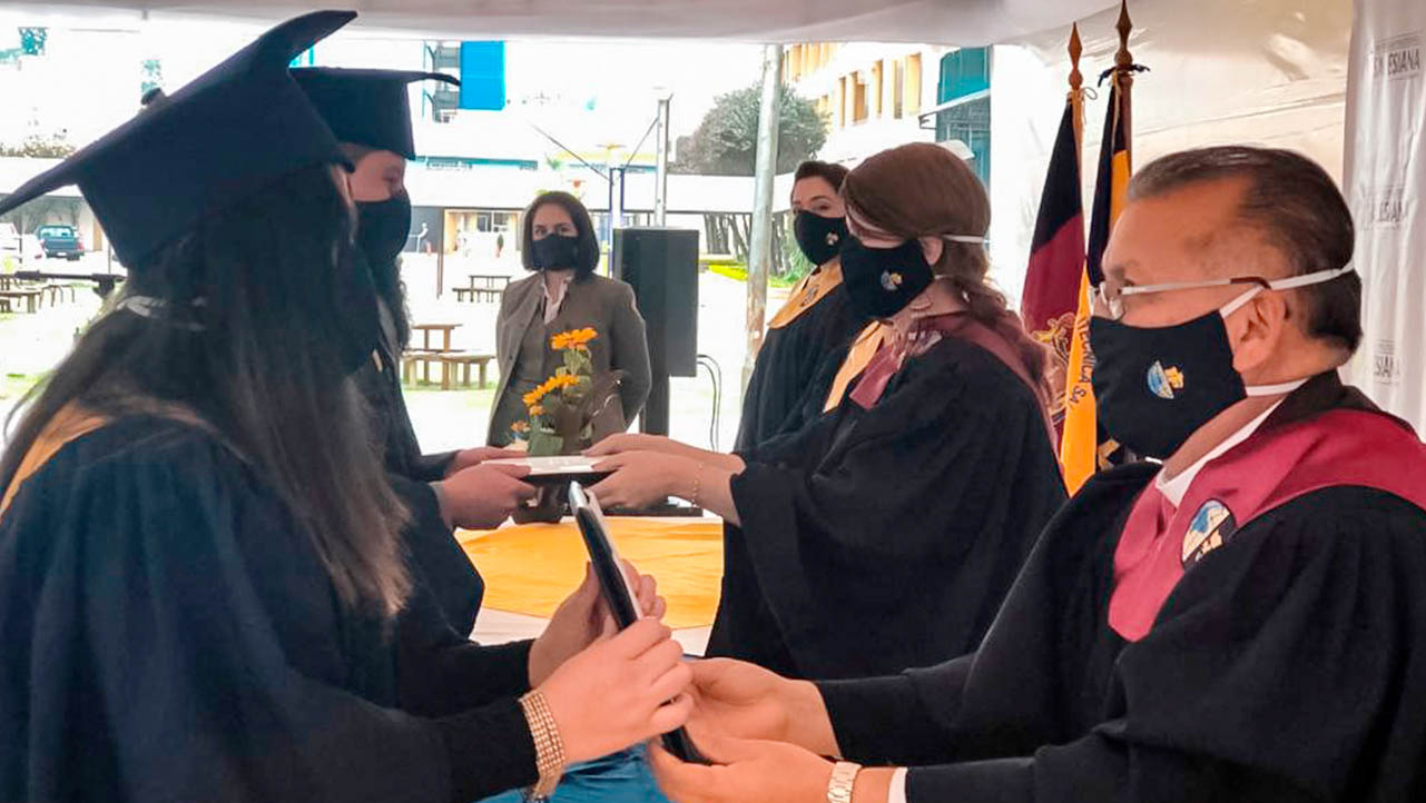 P. Francisco Sánchez en la entrega de título a los profesionales del campus El Girón