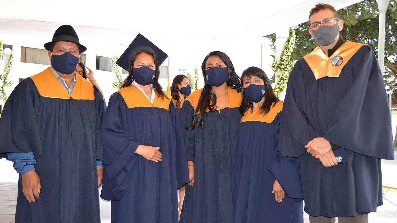 Sebastián Granda, director de EIB, junto a los licenciados en Educación Intercultural Bilingüe