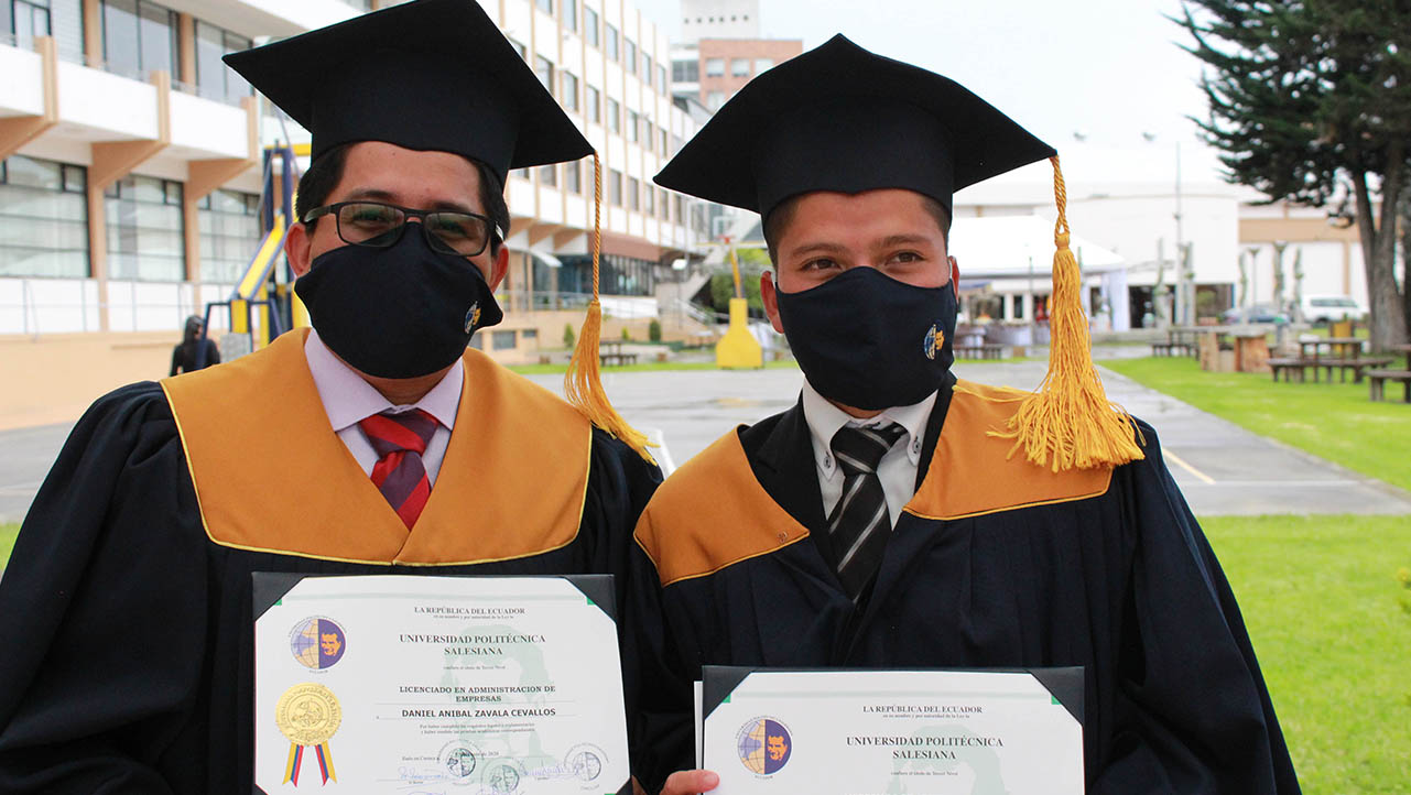 Entrega de título profesional a los nuevos graduados