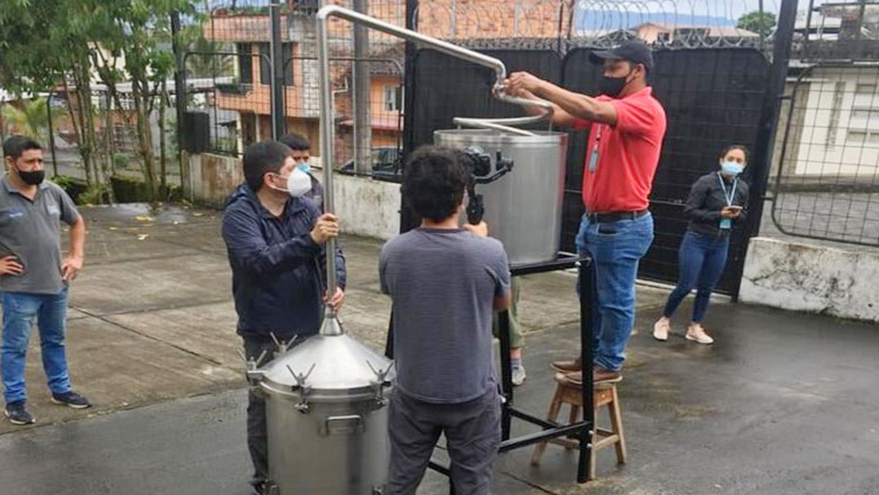 Instalación del primer centro de destilación de aceites esenciales en la comunidad Achuar de Wasakentza