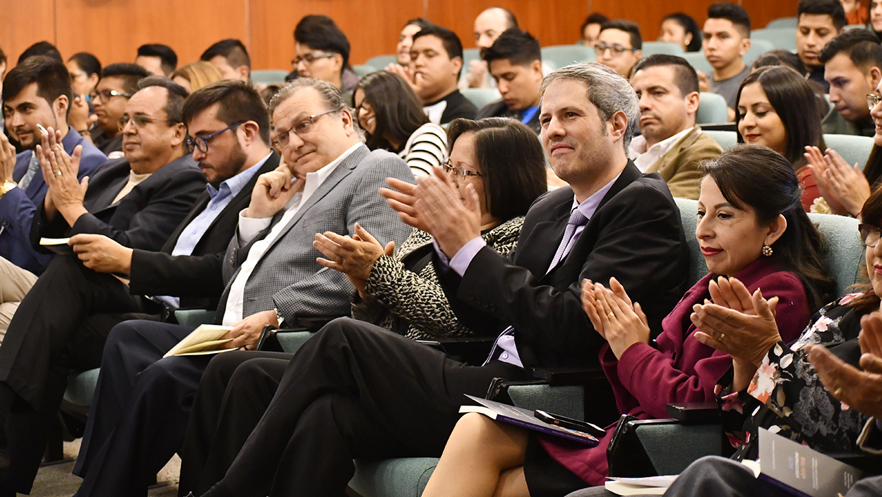 Estudiantes, docentes y autoridades asistentes a la presentación del libro