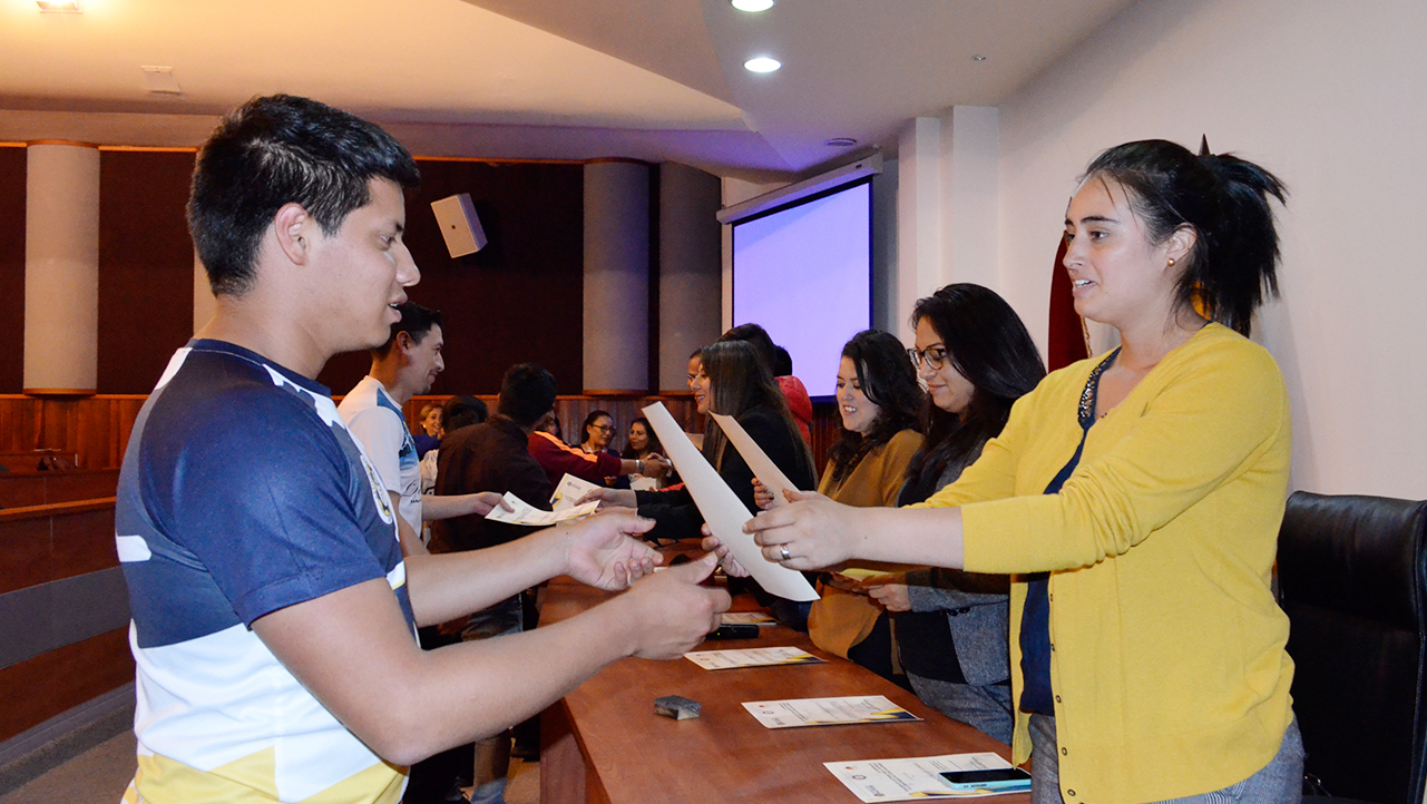 Entrega de certificados a los participantes del seminario: Introducción a la Educación y Actividad Física desde una perspectiva inclusiva