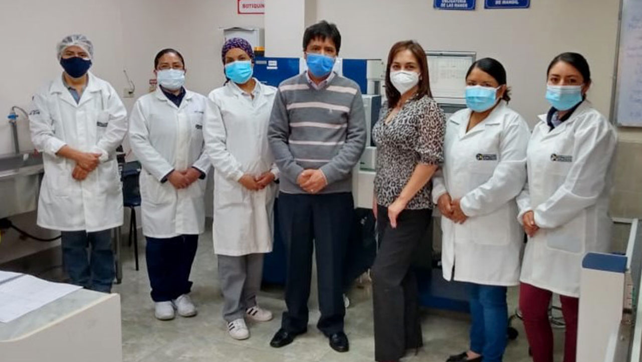 Personal del Servicio de Acreditación Ecuatoriano durante la auditoría realizada al Laboratorio de Calidad de Leche
