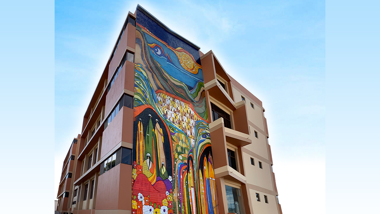 Vista frontal del edificio P. Juan Bottasso desde la Av. Turuhuaico en la ciudad de Cuenca