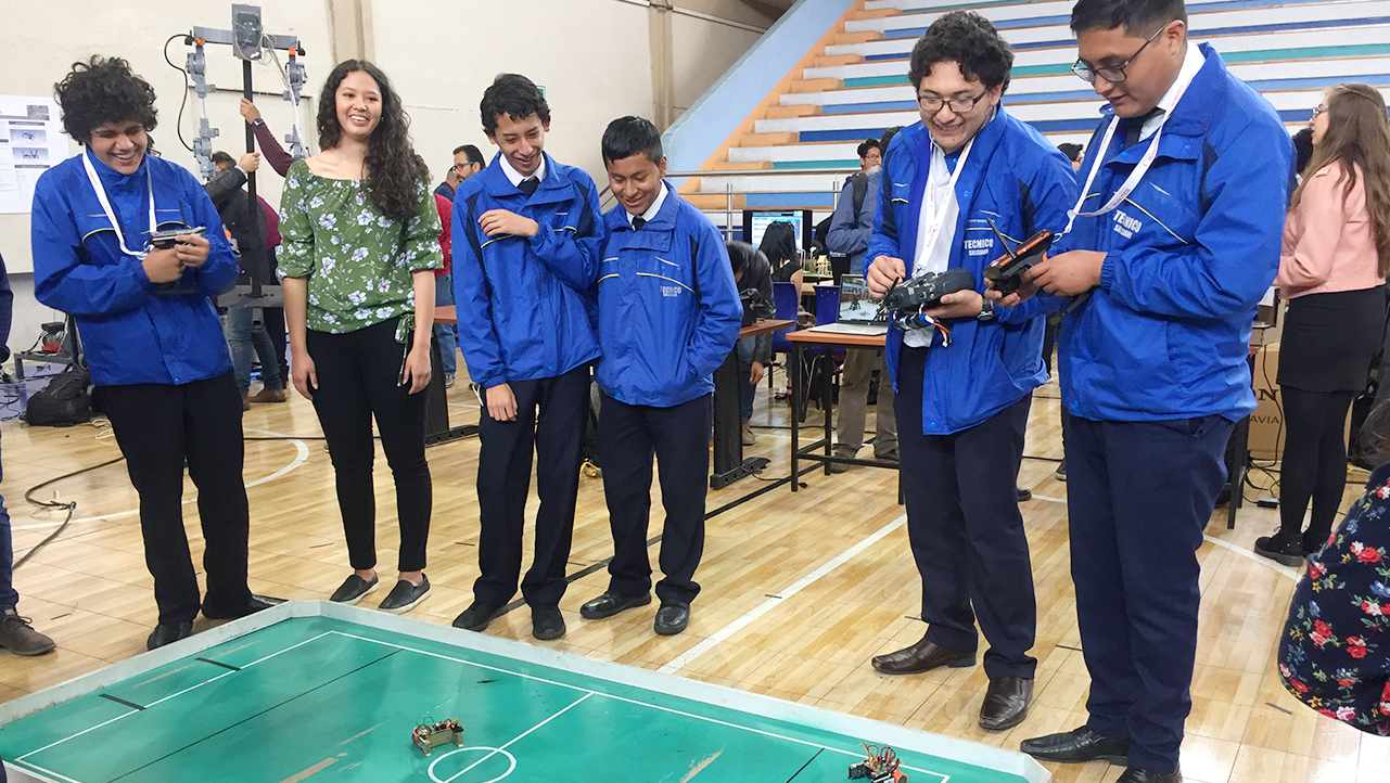 Estudiantes de la U.E Técnico Salesiano durante la expo de Mecatrónica