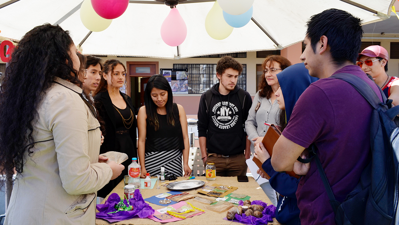 Estudiantes de la carrera Biotecnología durante su casa abierta