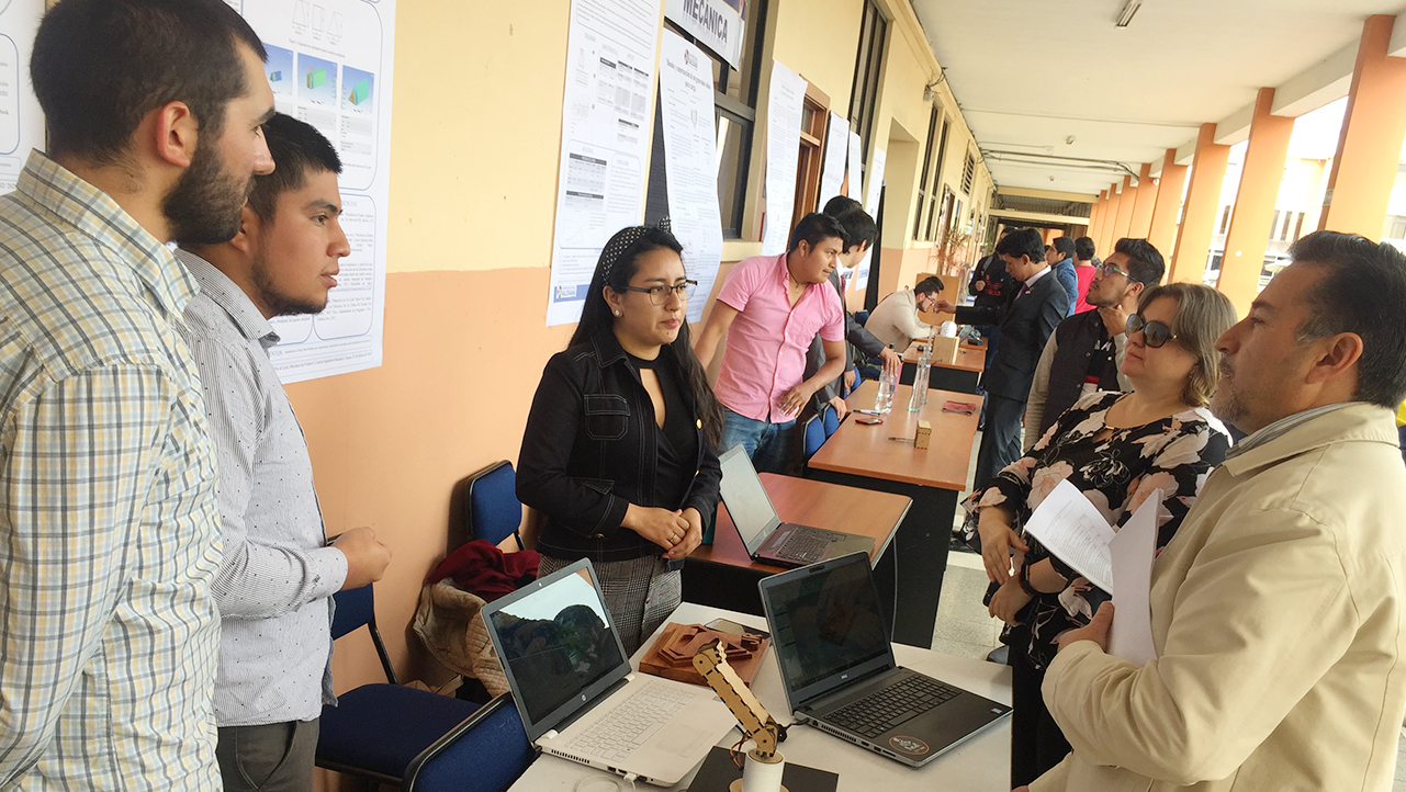 Estudiantes de Macánica en la casa abierta realizada en los pasillos del edificio Mario Rizzini