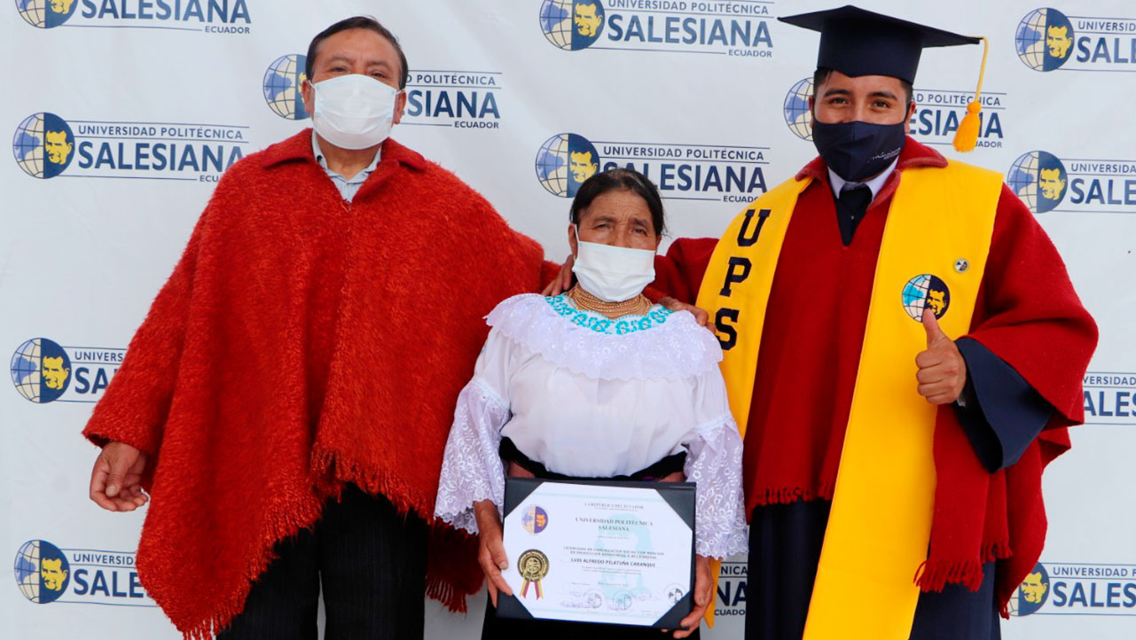 Graduado junto a sus padres