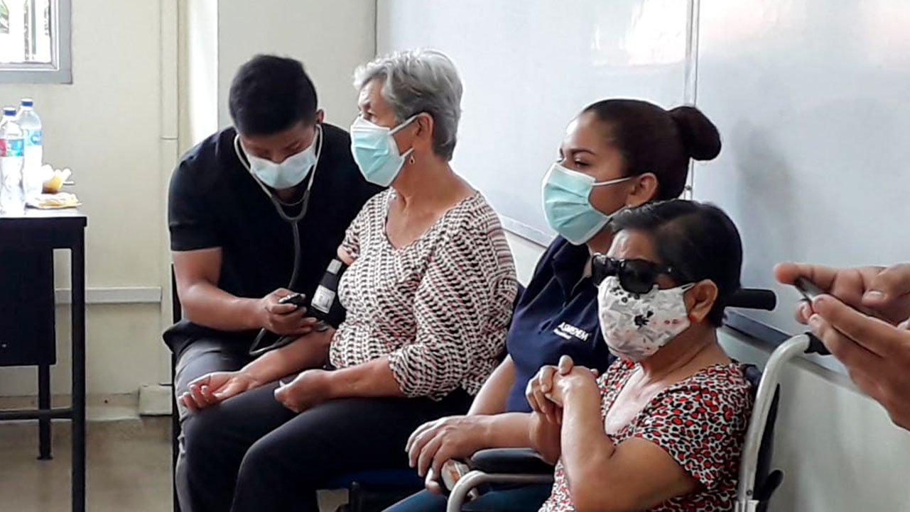 Proceso de vacunación en las instalaciones del campus Centenario de la sede Guayaquil