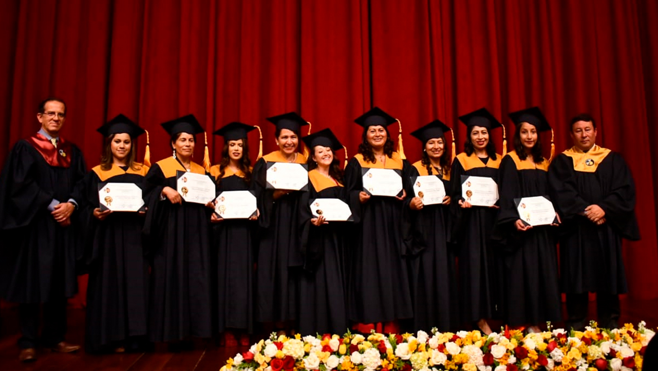 GGraduates with Fernando Moscoso and Fernando Solorzano