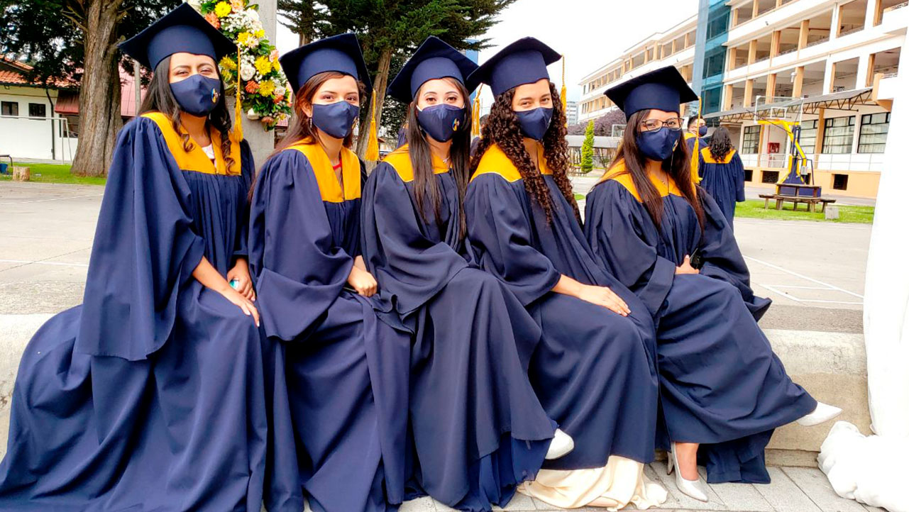 Graduadas en el campus El Girón de la sede Quito